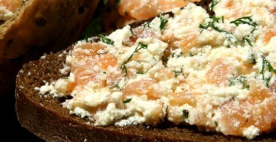 Слабосоленая семга с творогом и укропом