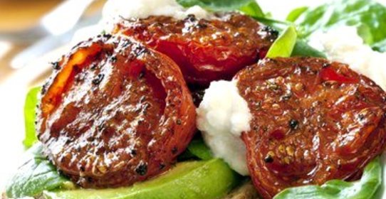 Брынза, запеченная с перцем чили, помидорами-черри и кинзой