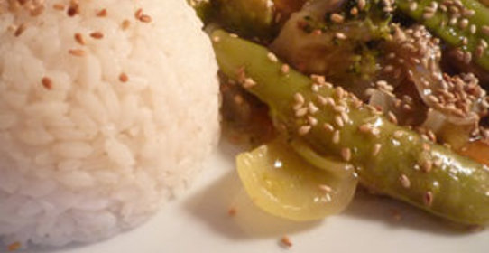 Овощное рагу со стручковым горошком в азиатском стиле