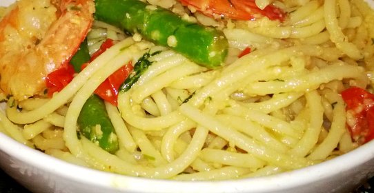 Спагетти с креветками и спаржей