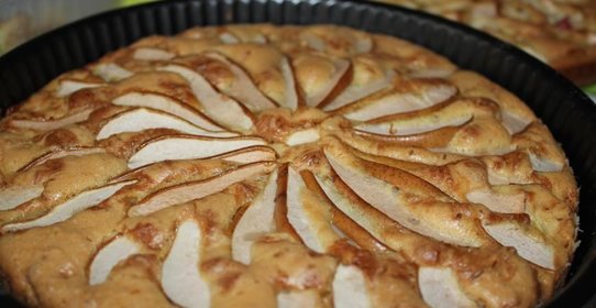 Традиционная ароматная шарлотка с яблоками и грушами