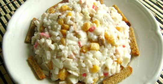 Салат с крабовыми палочками и сухариками