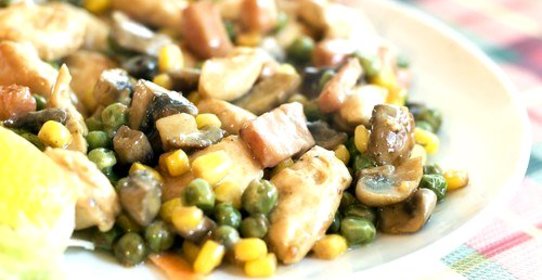 Куриный салат с грибами и зеленым горошком