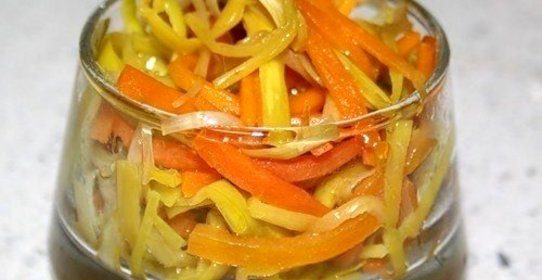 Теплый салат из моркови и лука-порея