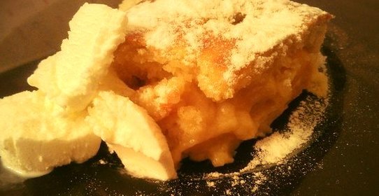 Пирог с персиками и пломбиром