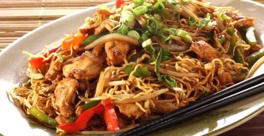 Лапша с индейкой и овощами в кокосово-арахисовом соусе