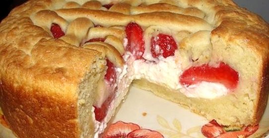 Пирог с клубникой и творогом