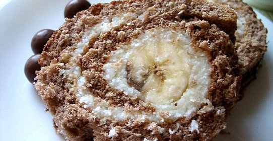 Бисквитный бананово-кокосовый рулет