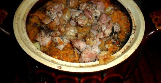 Картофель с мясом тушеный в горшочке