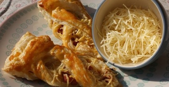 Слойки с сыром и ветчиной