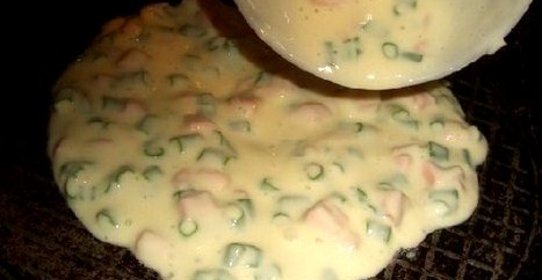 Лепешка на завтрак с яйцами и колбасой