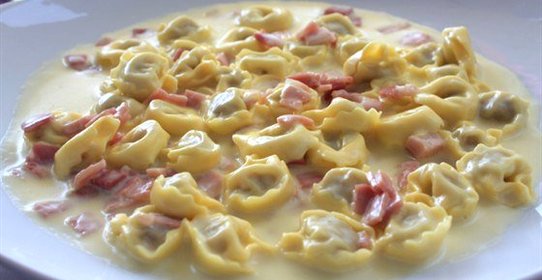 Тортеллини с ветчиной в сливочном соусе