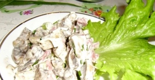 Салат с сухариками и грибами