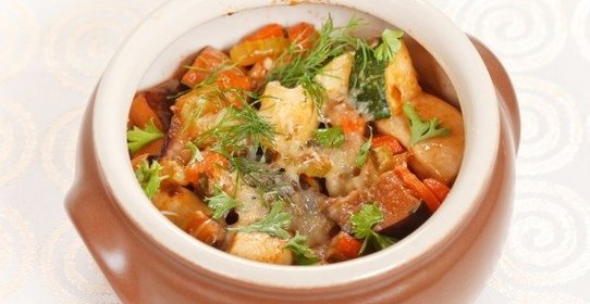 Картофель с овощами в горшочке