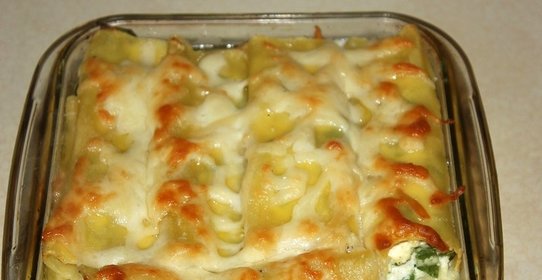 Каннеллони с фаршем под соусом