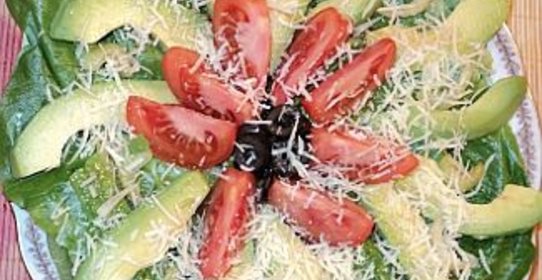 Салат с помидорами, маслинами и авокадо