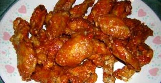 Куриные крылышки с соусом.