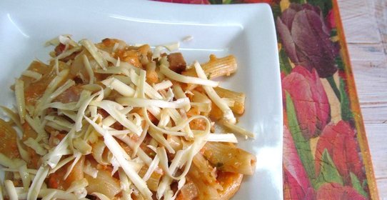 Макароны в томатно-сметанном соусе