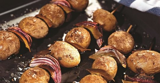 Молодой картофель на шпажках