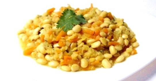 Согревающее карри из соевых бобов и красной чечевицы