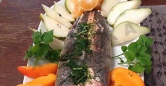 Рулет из горбуши фаршированный омлетом грибами и луком