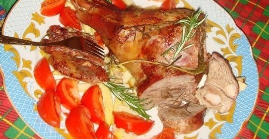Запеченная баранья нога с розмарином
