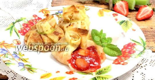 Блины с клубникой и ревенем