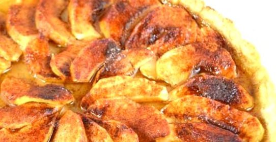 Шарлотка с яблоками открытая