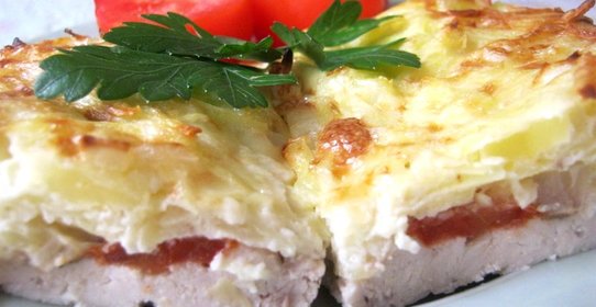 Курица, запеченная под тертым картофелем