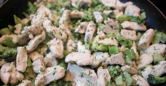 Курица, тушенная с брокколи
