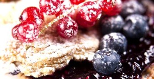 Печенье из грецких орехов с черничным джемом