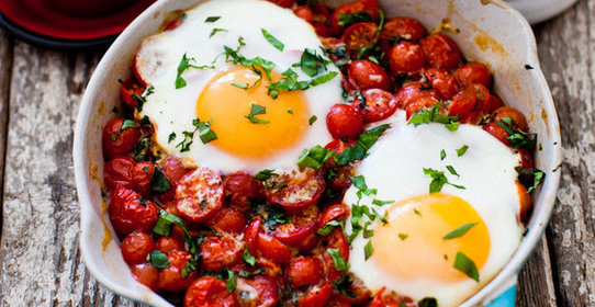 Запеченная яичница с помидорами