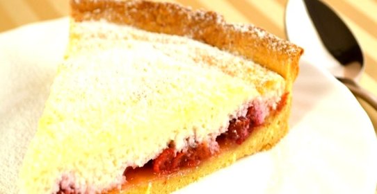 Пирог с творогом и вишней