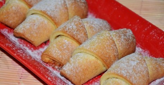 Творожные рогалики с ореховой начинкой