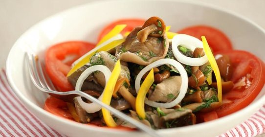 Салат из маринованных грибов с овощами
