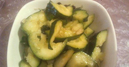 Необычный салат из битых огурцов