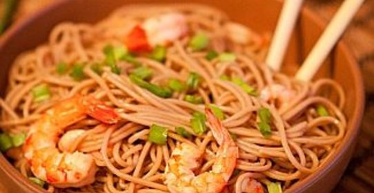 Лапша соба с креветками в имбирном соусе