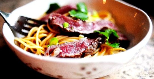 Говядина с лапшой по-азиатски