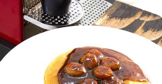 Кефирные оладьи с бананом в карамельном соусе