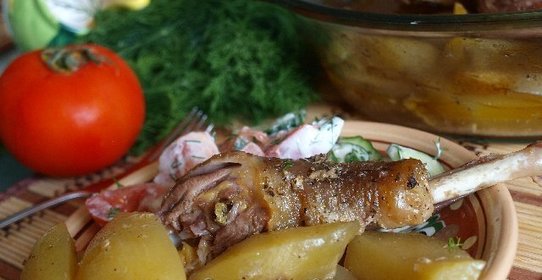 Курица,запечённая в духовке с картофелем.