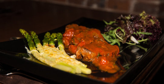 Медальоны из говядины со спаржей