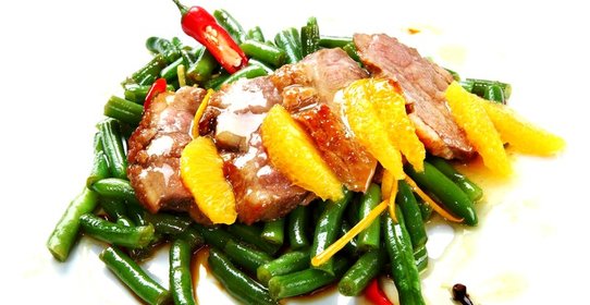 Утиная грудка в апельсиновой глазури с зеленой фасолью