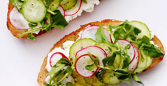 Тост с редисом и огурцом