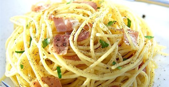 Макарони со сливочным соусом из трех сыров и панчетты