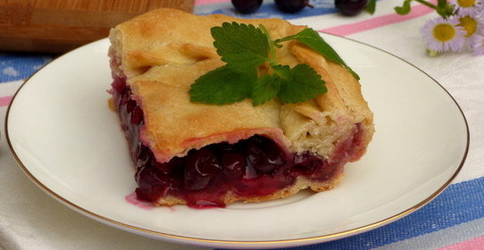 Сочный пирог с чёрной смородиной