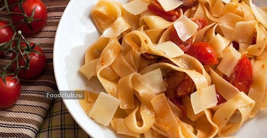 Паста с беконом и помидорами черри