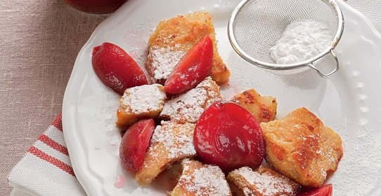 Немецкие блины со сливовым компотом