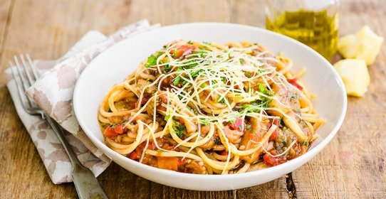 Спагетти с острым томатным соусом с баклажанами