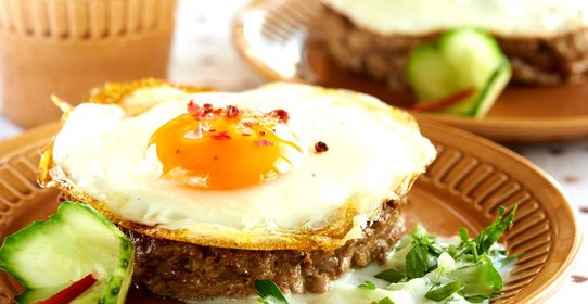 Бифштекс из говядины с яйцом с огуречно-йогуртовым соусом
