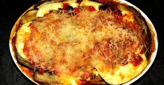 Баклажаны запеченные в томатном соусе под сыром